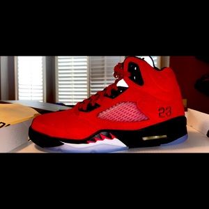 AIR JORDAN 5 RETRO
"Raging Bull 2021"
